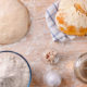 pane fatto in casa, acqua e ingredienti di qualità