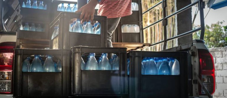 i modi scomodi nell'acquistare acqua in bottiglia